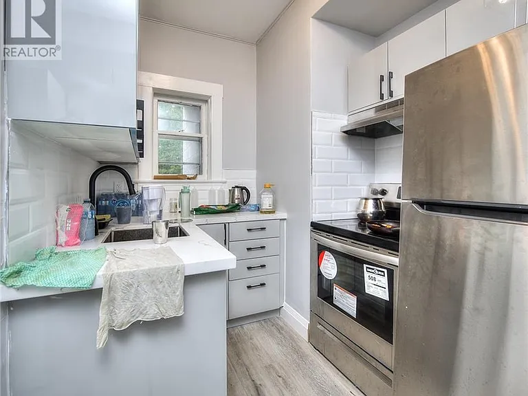 19 Clarence Pl #2 — Photo 5