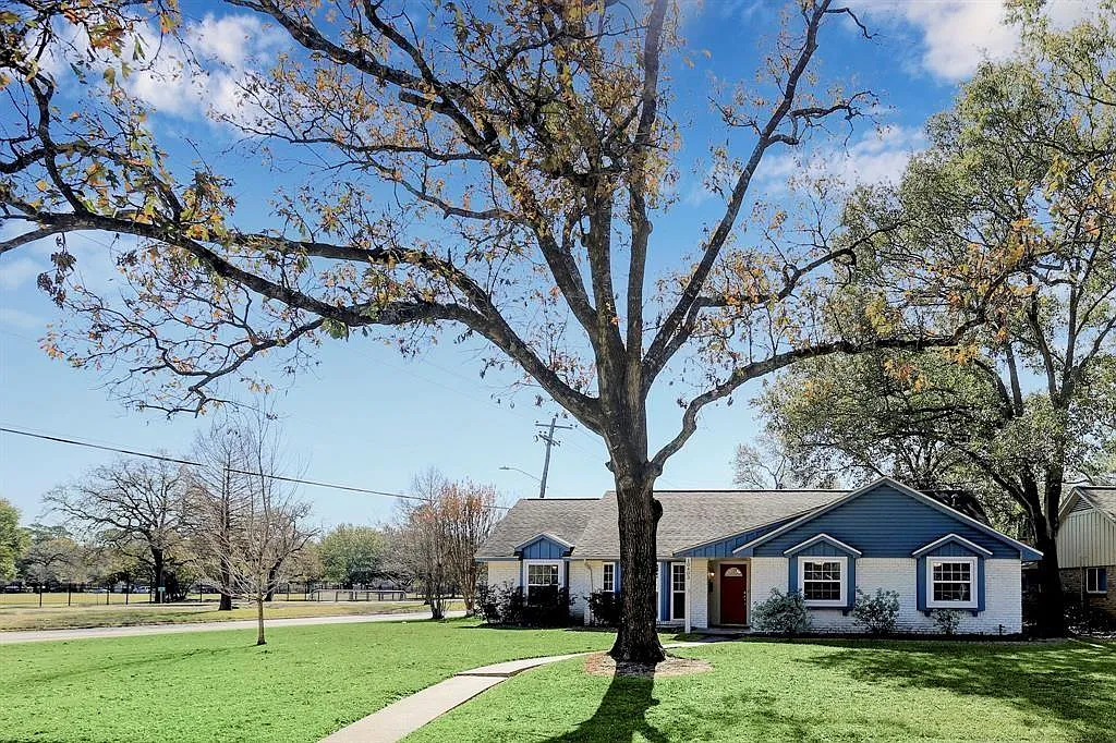 4 bed, 2.0 bath, 2094 sqft, $2,700 — Photo 1