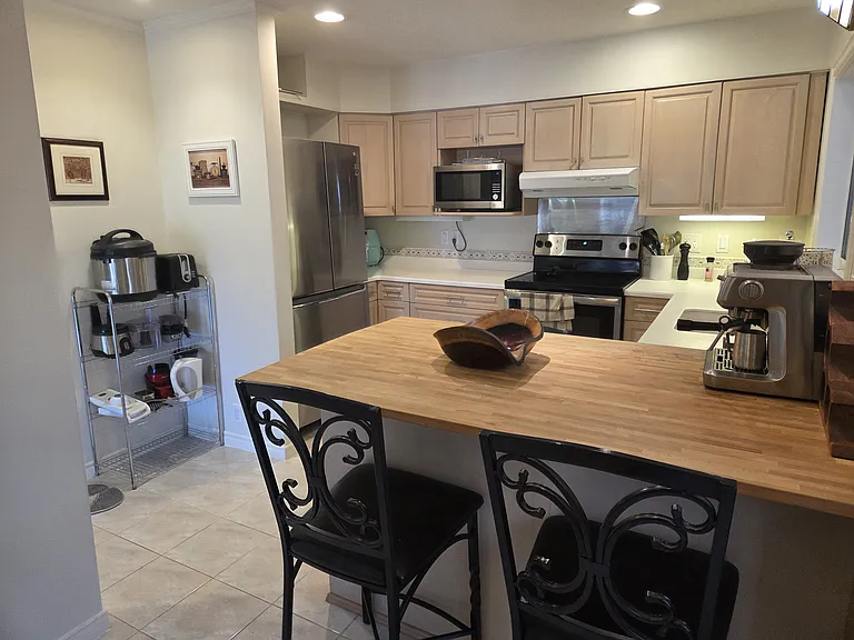 2542 York Ave — Photo 3