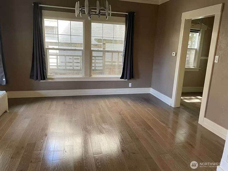 2nd image of 1606 Lakeview Boulevard E