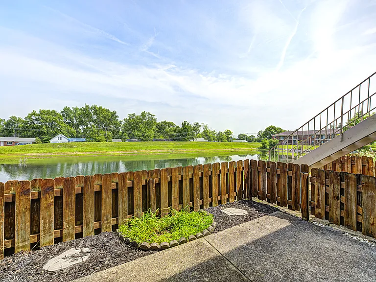 Courts of Valle Vista — Photo 23