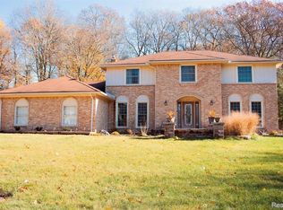 377 Tanglewood Ct, Rochester Hills, MI 48309