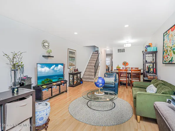 62 Lyceum Court image 2 of 14