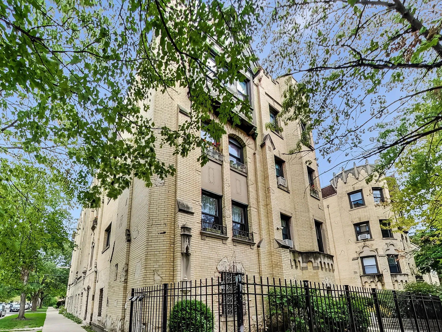 2 bed, 900 sqft, $2,100 — Photo 2