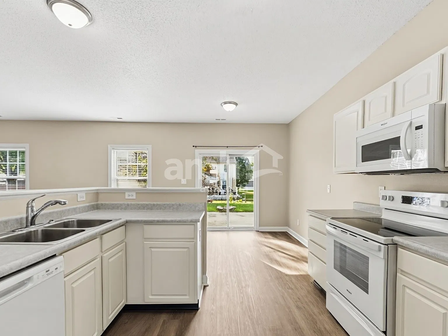 4 bed, 2.5 bath, 2358 sqft, $2,255 — Photo 4