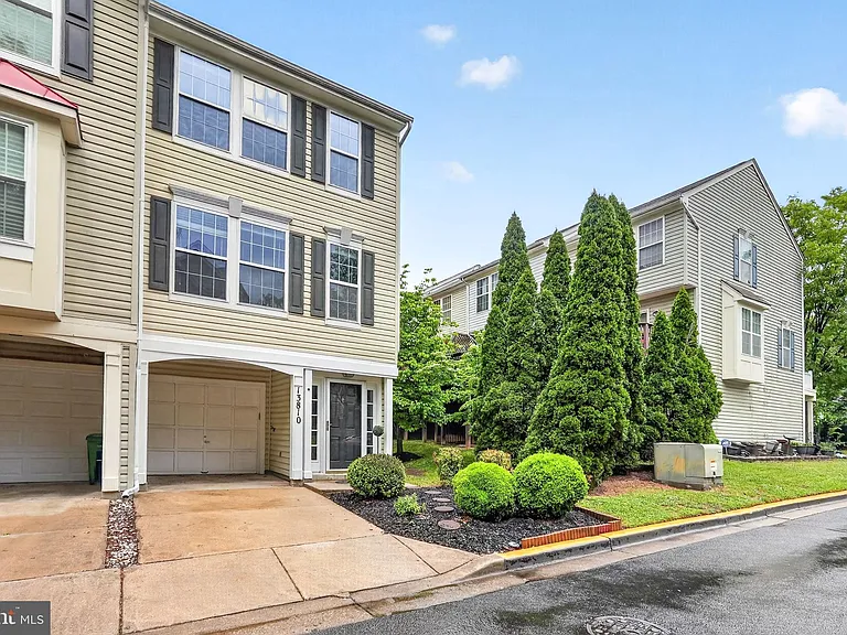 13810 Fareham Ln — Photo 31