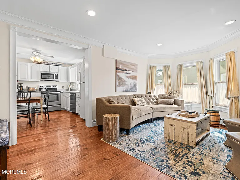 75 Webb Ave #UPPER -WEEKLY — Photo 11