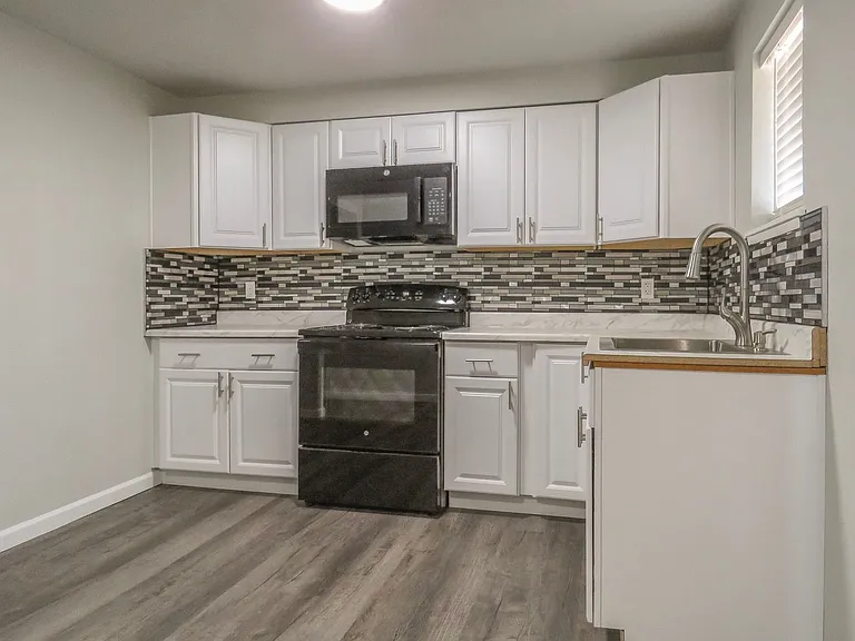880 N Pershing St — Photo 2