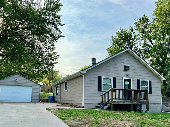 4521 Paseo Dr, Saint Joseph, MO 64503