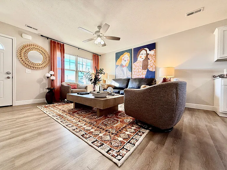 224 Taylor Dr — Photo 2
