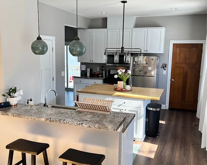 2102 N Cambridge Ave #2102 — Photo 2