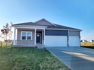 925 Melody Cir, Waukee, IA 50263