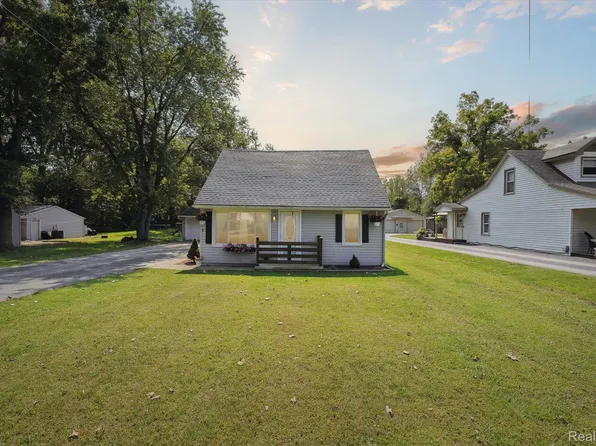 28959 Grix Rd, New Boston, MI 48164