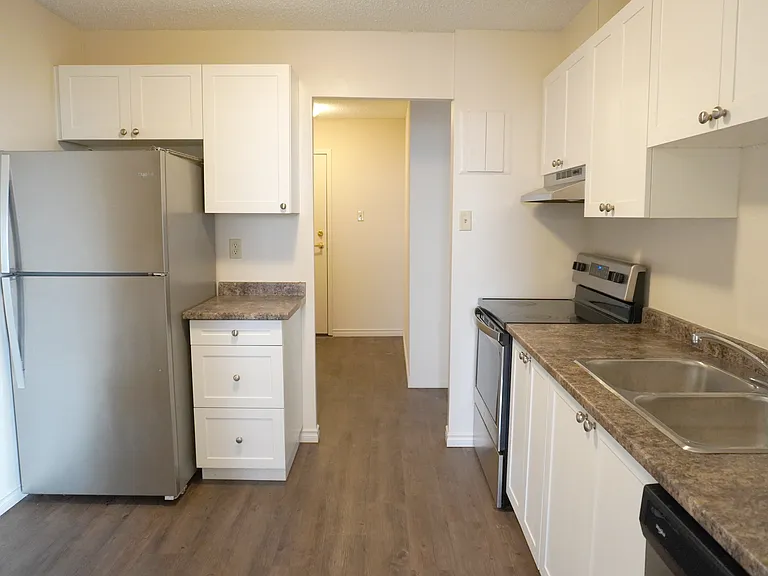 730 Wonderland Rd N — Photo 13