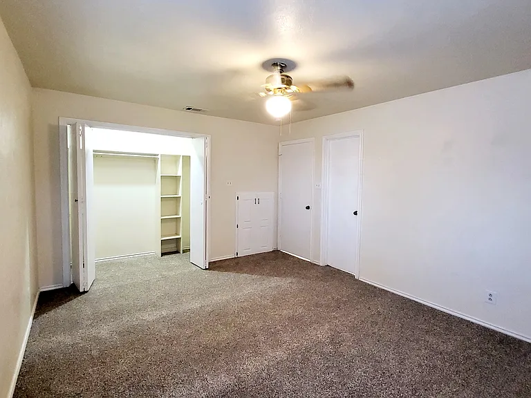 2424 Lakeview Cir — Photo 7