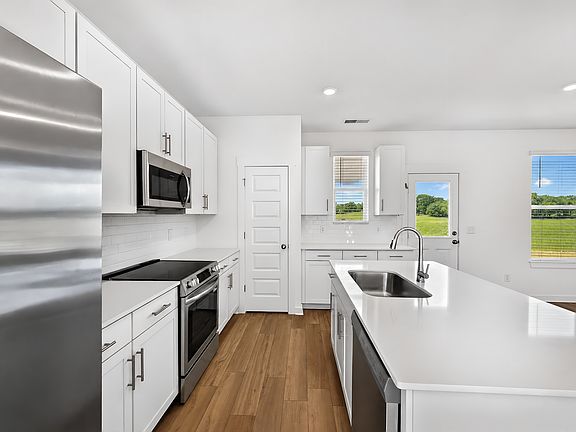 Dillon Pointe Mayflower 9