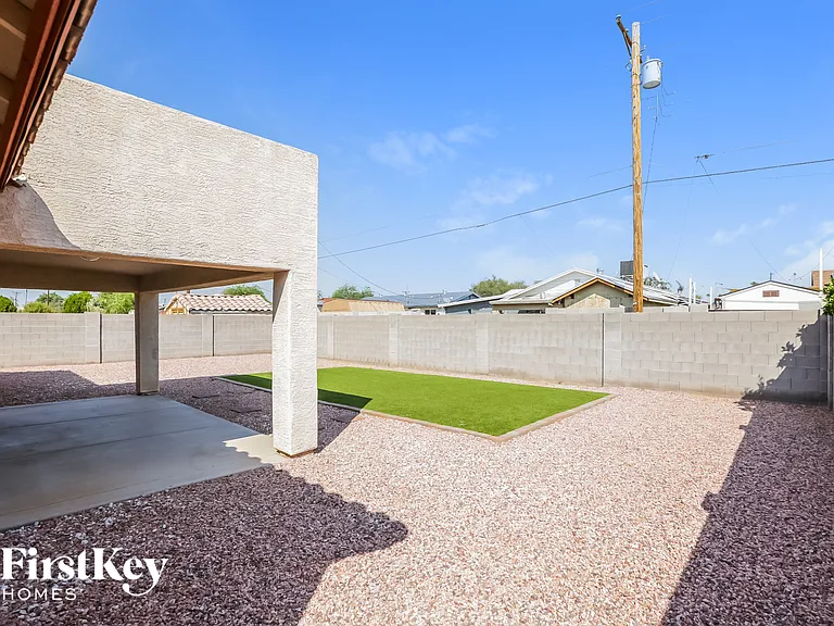 7017 N 77th Dr — Photo 15