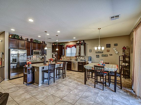 5th image of 724 W Desert Glen Dr