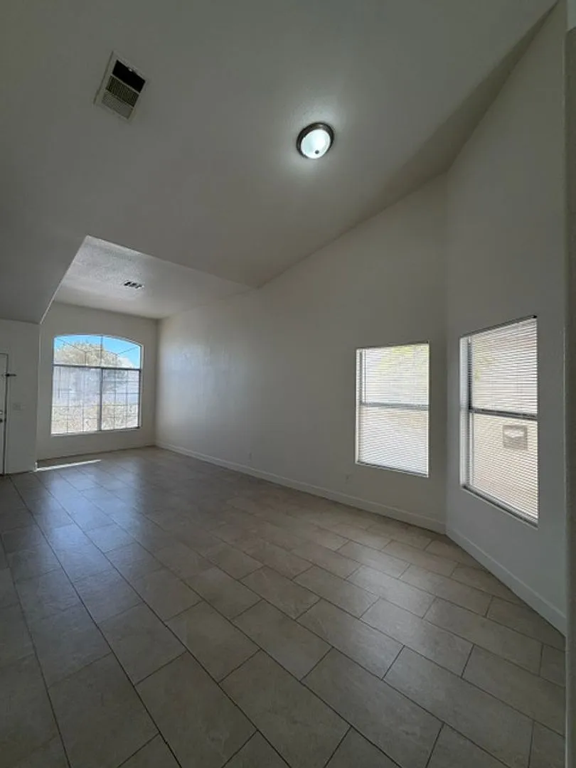 Rare Single Story House. 3 Bed/2 Bath. Fresh Paint And Tile. — Photo 4