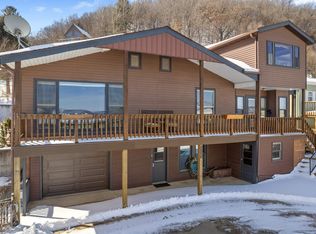 1906 Blue Heron Ln, Lansing, IA 52151