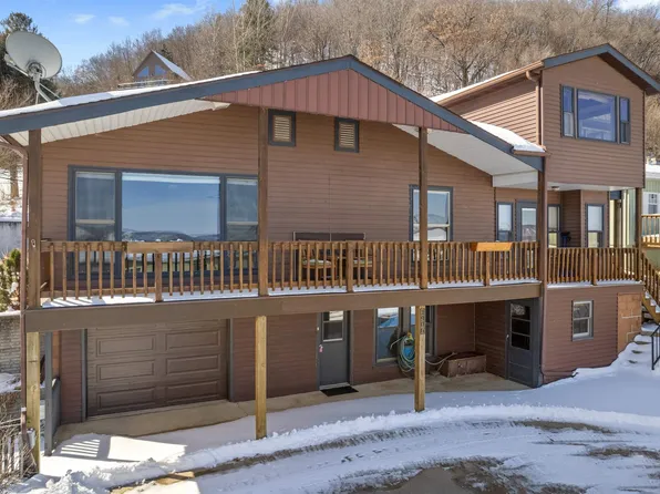 1906 Blue Heron Ln, Lansing, IA 52151