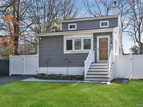 59 2nd Avenue, Holtsville, NY 11742