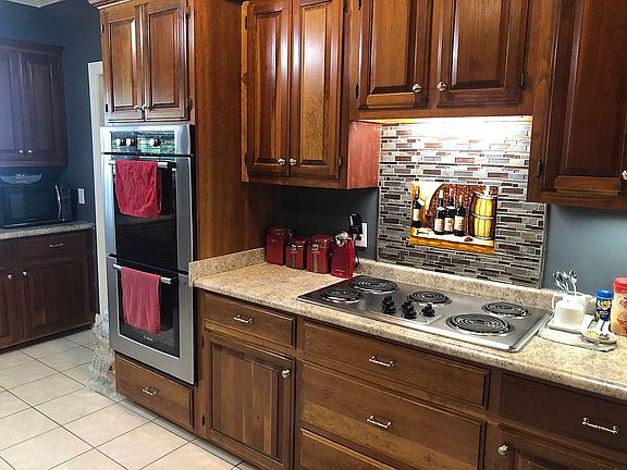 Double oven, backsplash