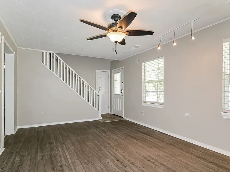 705 Aster Ln — Photo 6