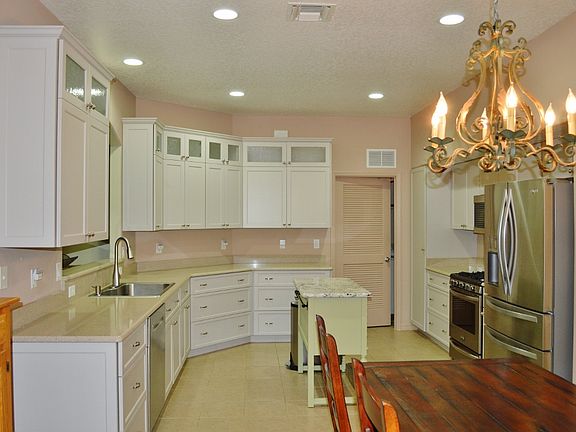 3rd image of 20610 Queen Alexandra Dr