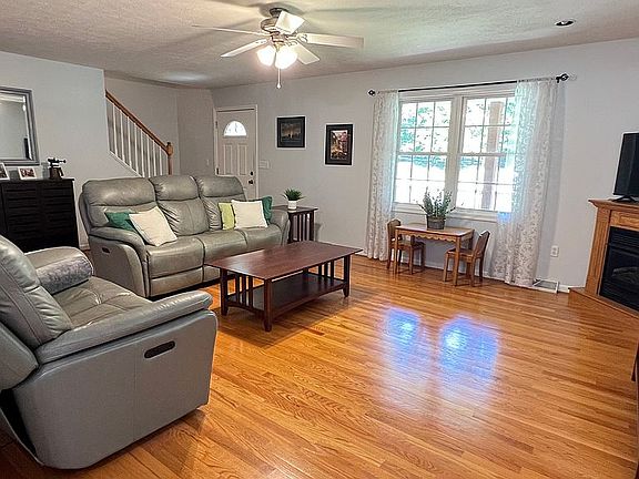 4th image of 1007 Maple Leaf Ct