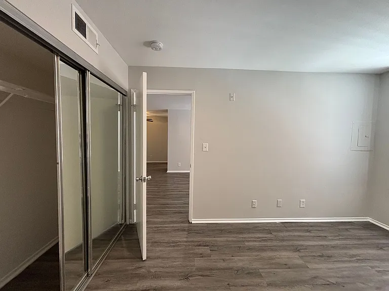 314 South Manhattan Place — Photo 15