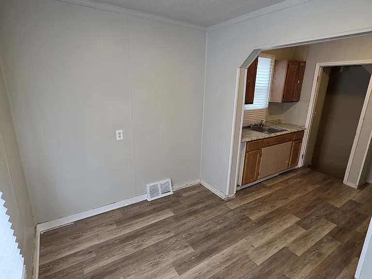 8461 Plainview Ave — Photo 7