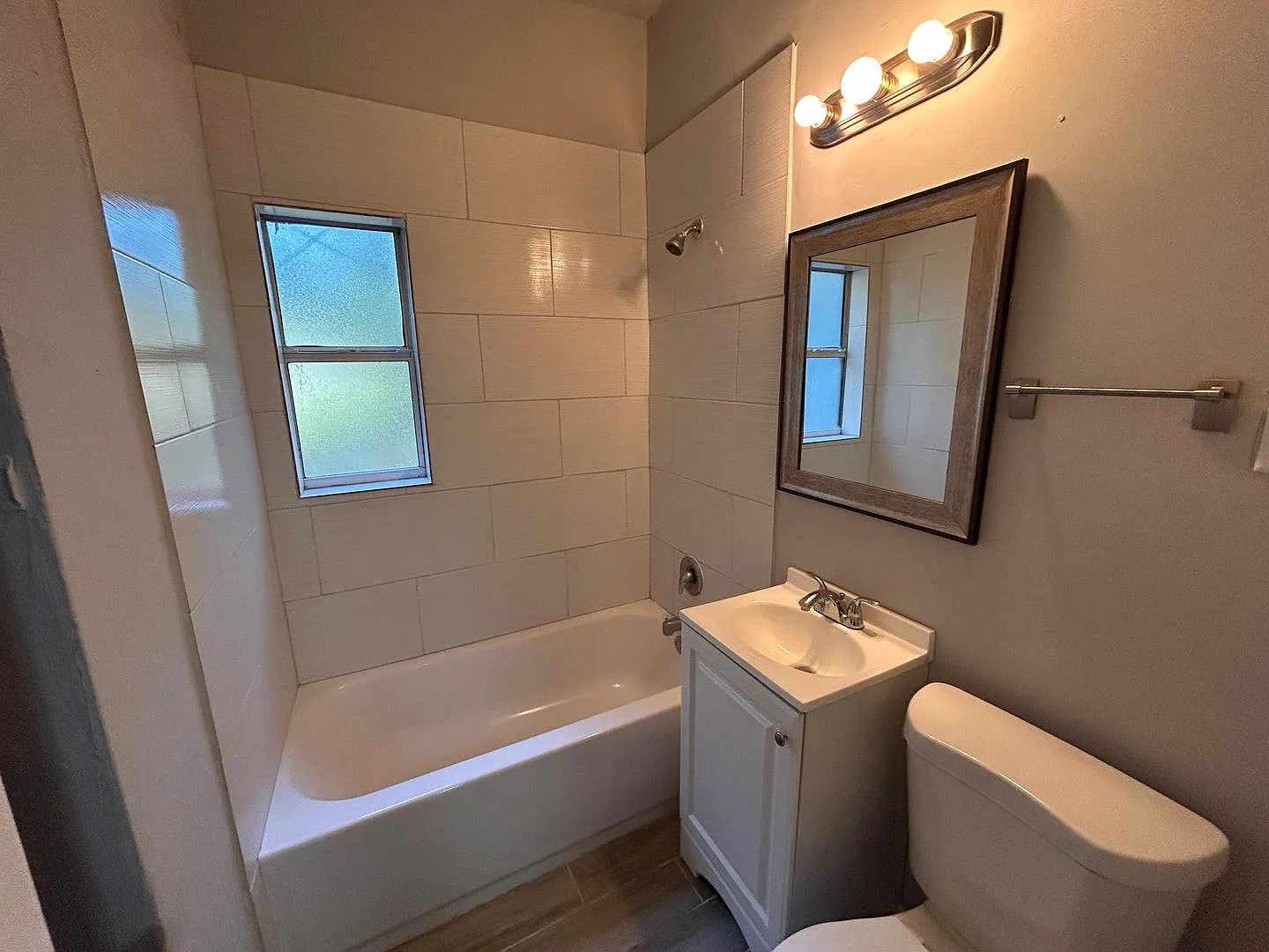 Serene Northside 3/2 For Rent With Bonus/ Flex Room !! — Photo 2