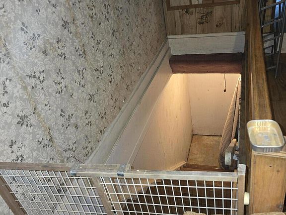 4th image of 124 Academy St
