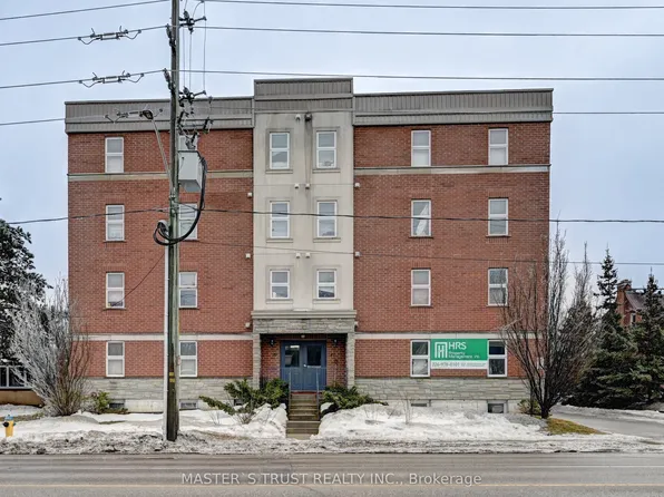 81 Columbia St W Unit 12, Waterloo, ON N2L 3K7