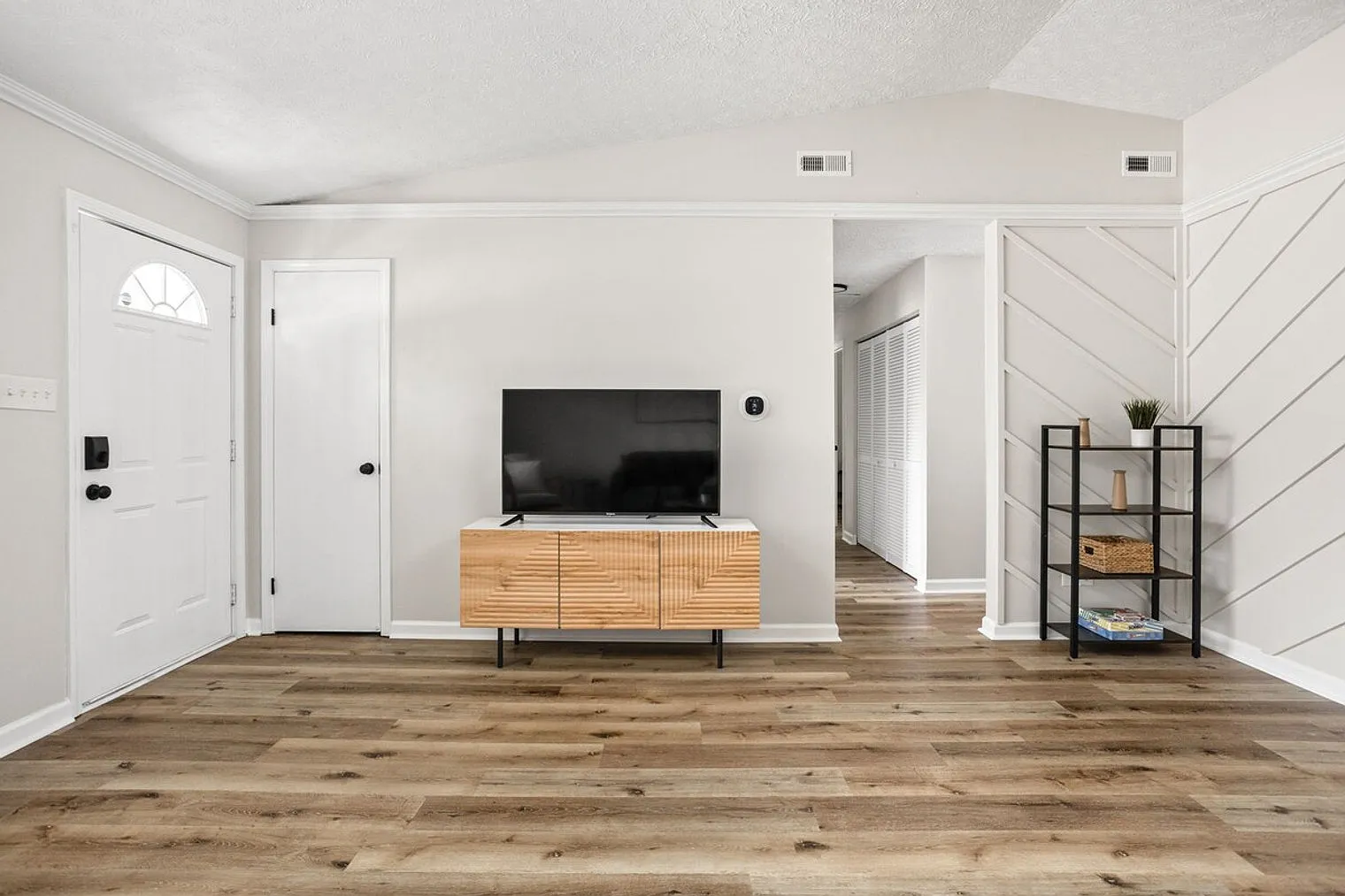 3 bed, 1.0 bath, $4,047 — Photo 3