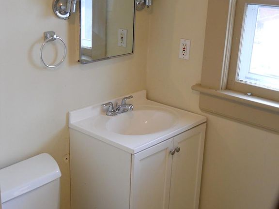 4th image of 28 Grand Ave #2
