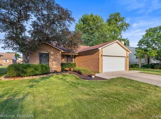 37746 Juniper Dr, Sterling Heights, MI 48310