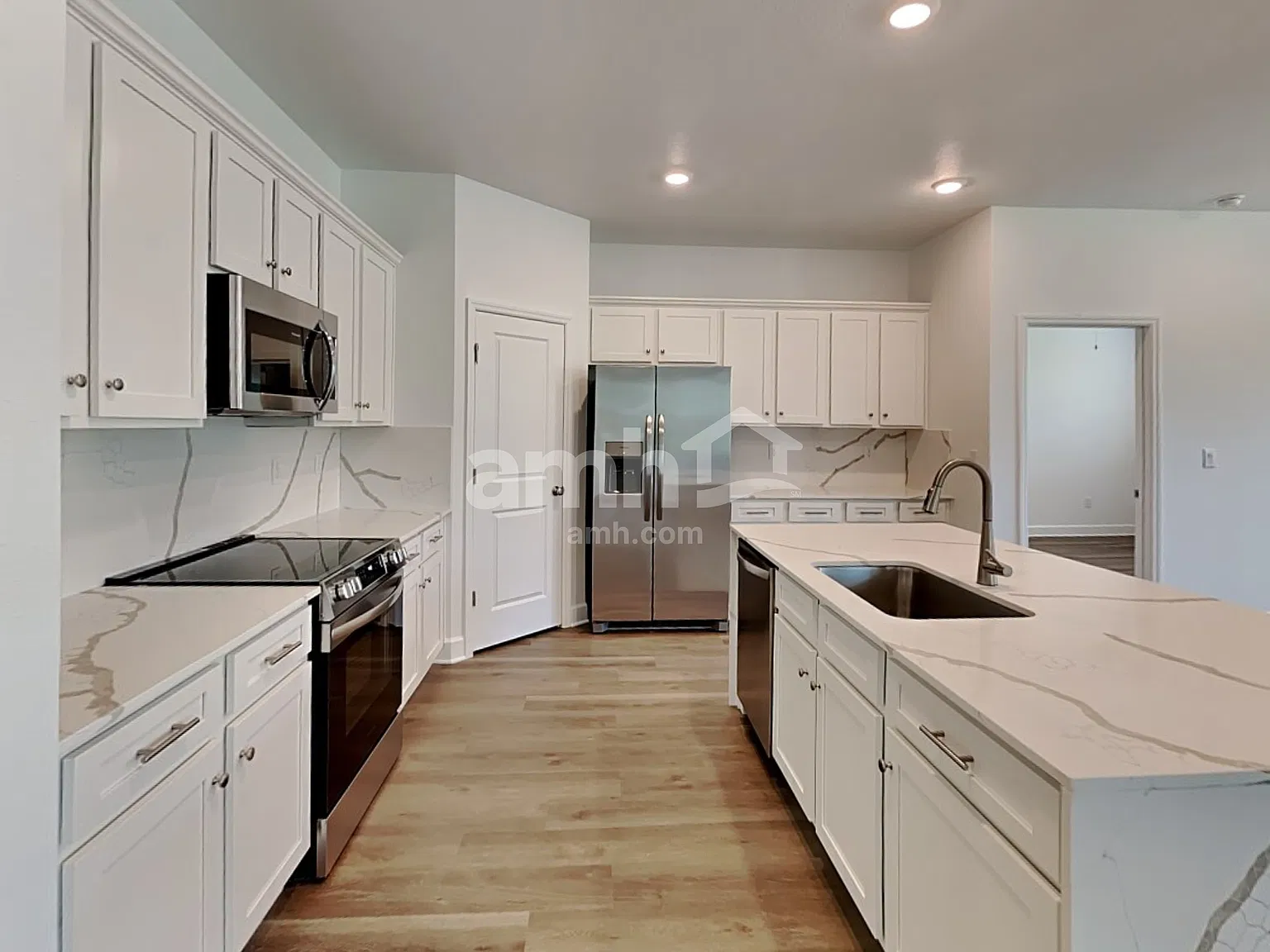 3 bed, 2.0 bath, 1700 sqft, $2,190 — Photo 3