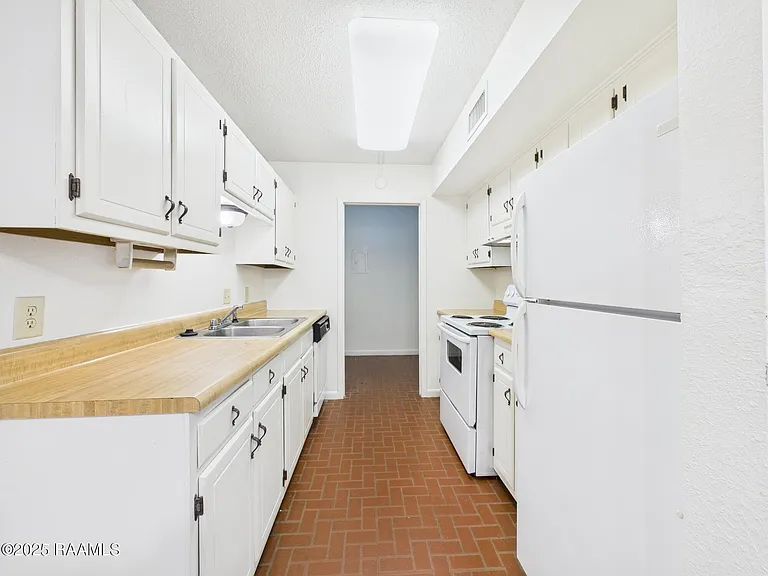 201 Fox Run Ave #1 — Photo 3