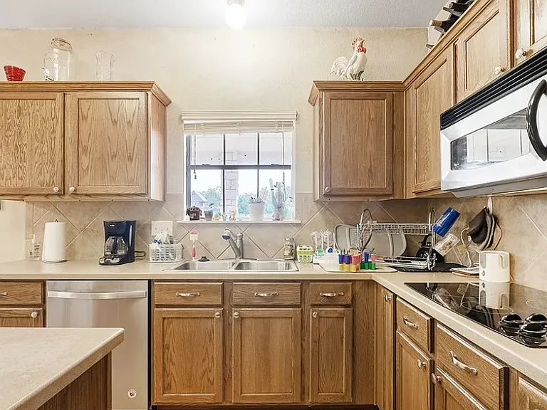 2426 Caroline Ct — Photo 9