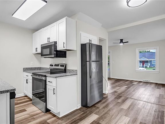 5th image of 623 Chapel St