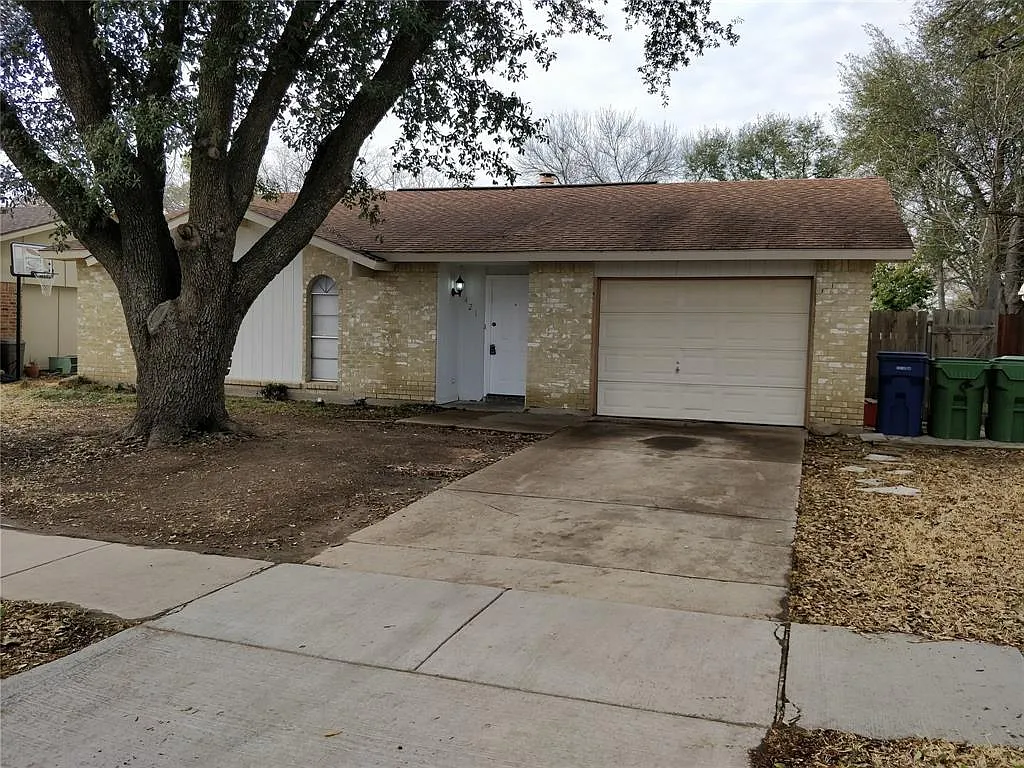 421 Clover Ln photo 1