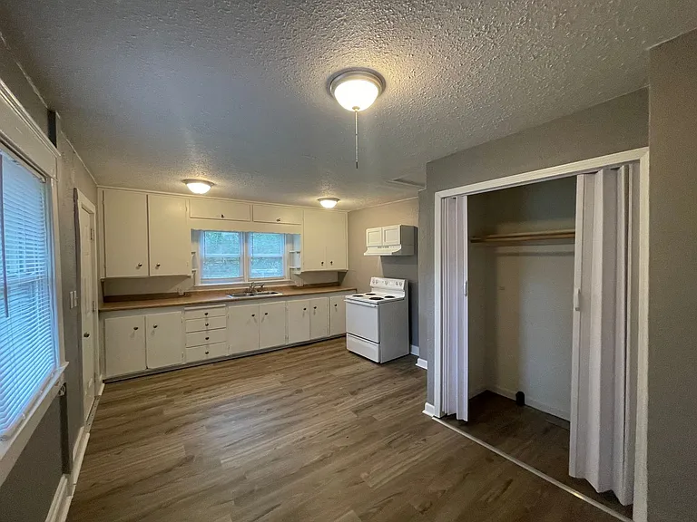 8226 Flora Ave — Photo 5