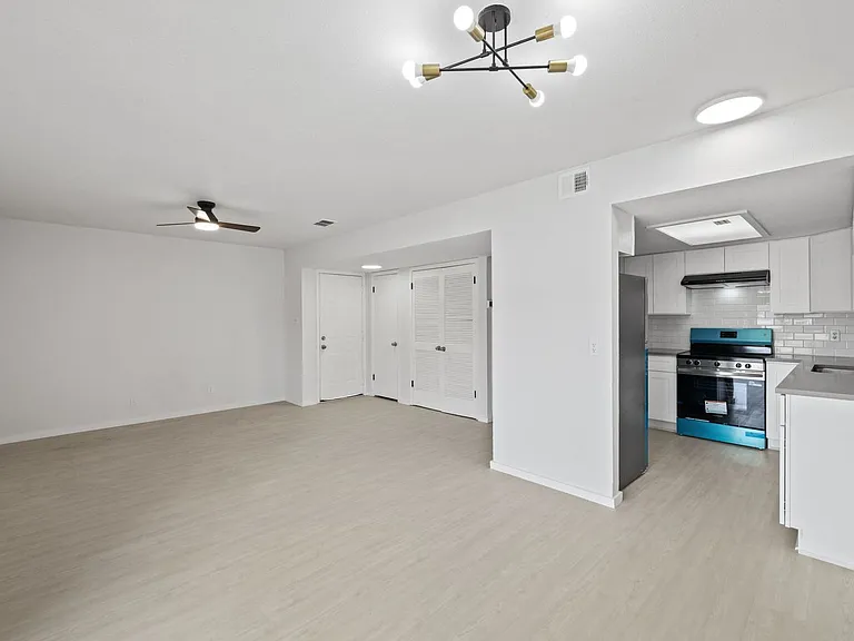 301 E Croslin St #103 — Photo 8