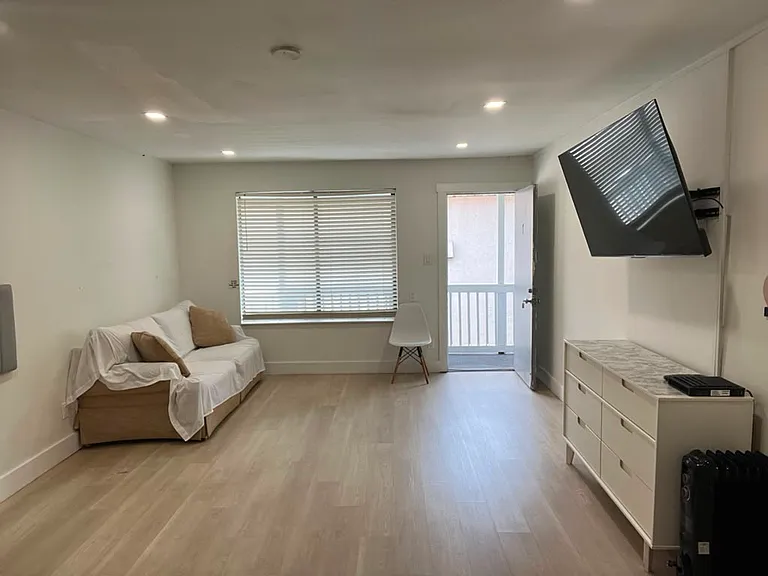 407 71st Ave N #7 — Photo 5