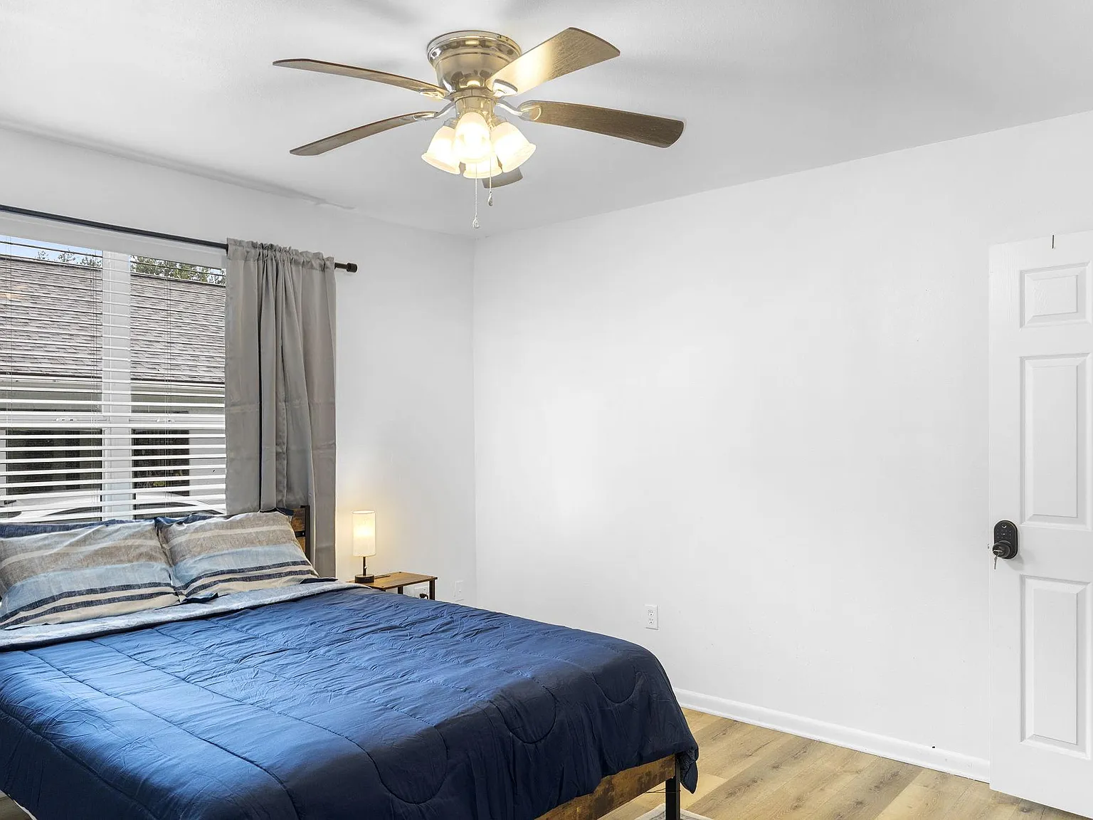 4 bed, 4.0 bath, 1800 sqft, $1,074 — Photo 2