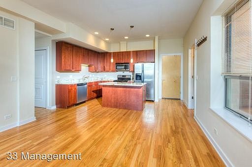 4th image of 2417 W Erie St Unit 303