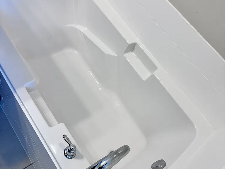 Tub in the master bathroom
