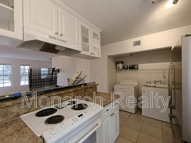 620 SW 10th Ln #4 — Photo 5